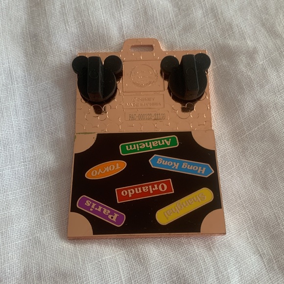 2015 Authentic Disney Parks Pin Trading - Picture 3 of 4